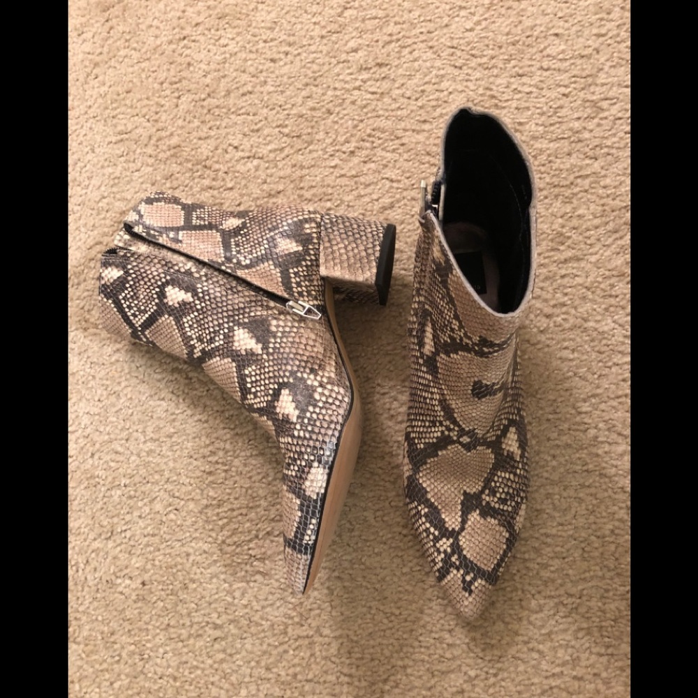NWOT  Dolce Vita Booties  - lizard ,  sz8